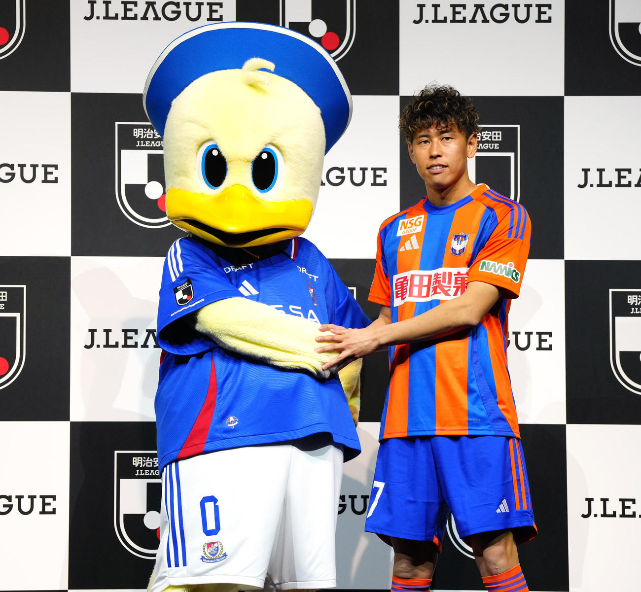 2025Jリーグ開幕イベントで握手を交わす横浜マリノス君（左）と新潟谷口（撮影・江口和貴）
