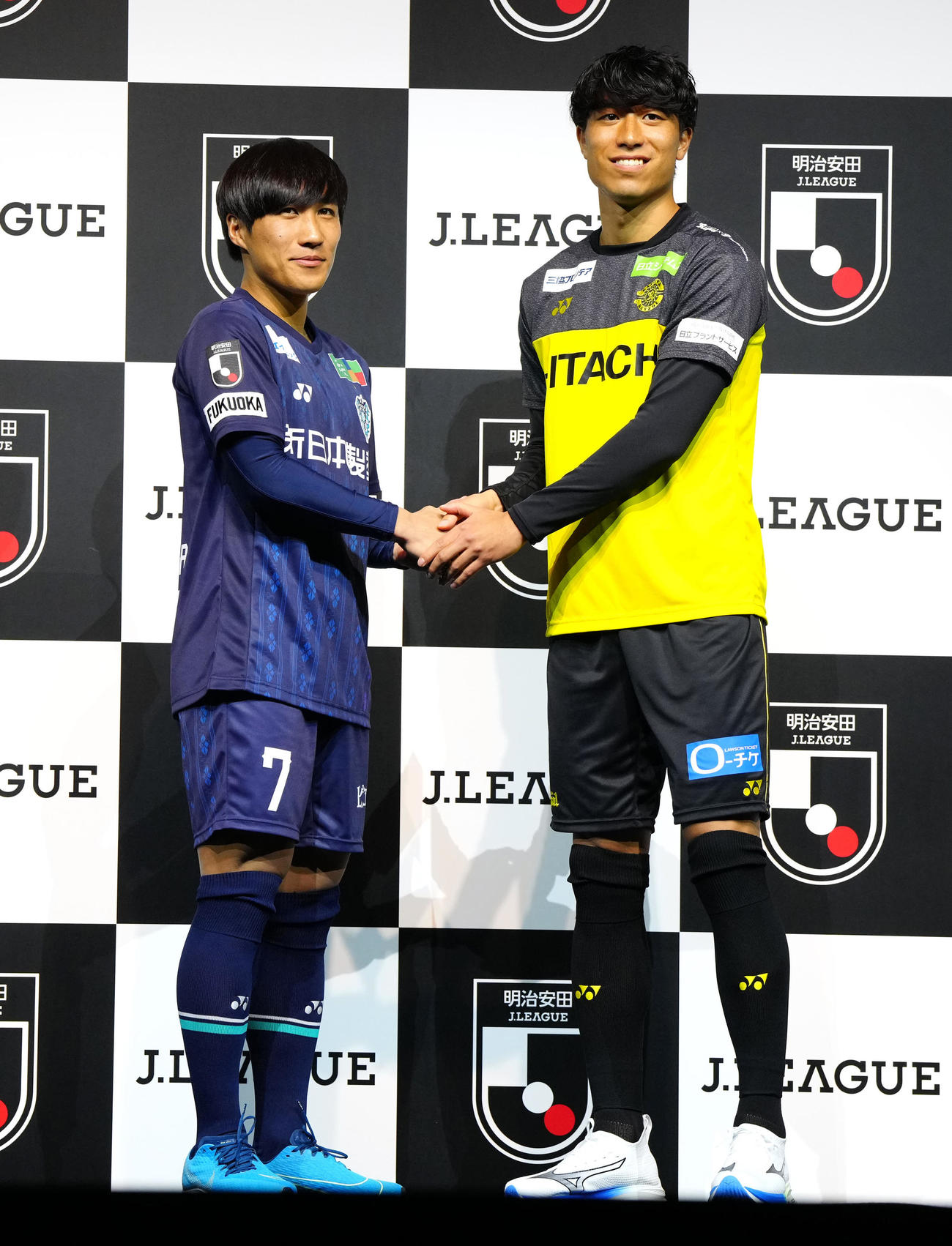2025Jリーグ開幕イベントで握手を交わす福岡金森（左）と柏古賀（撮影・江口和貴）