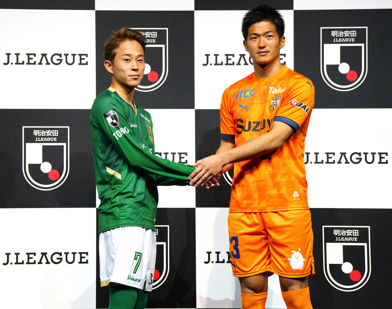 2025Jリーグ開幕イベントで握手を交わす東京V森田（左）と清水北川（撮影・江口和貴）