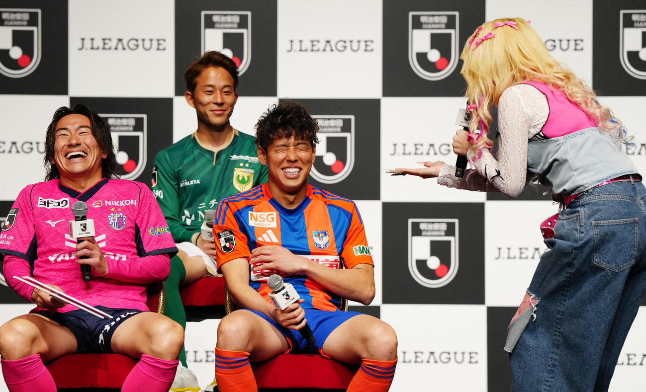 2025Jリーグ開幕イベントでエルフの荒川（右）から指名される新潟谷口（中央）（撮影・江口和貴）