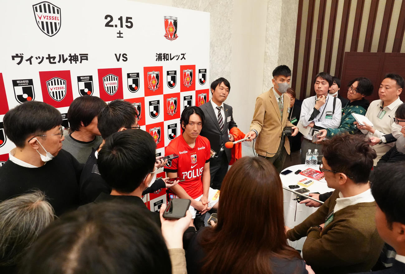 2025Jリーグ開幕イベント後、記者に囲まれる浦和原口（中央）（撮影・江口和貴）