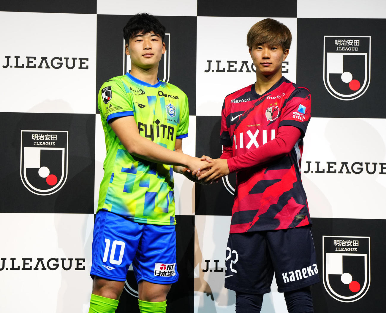 2025Jリーグ開幕イベントで握手を交わす湘南鈴木（左）と鹿島濃野（撮影・江口和貴）