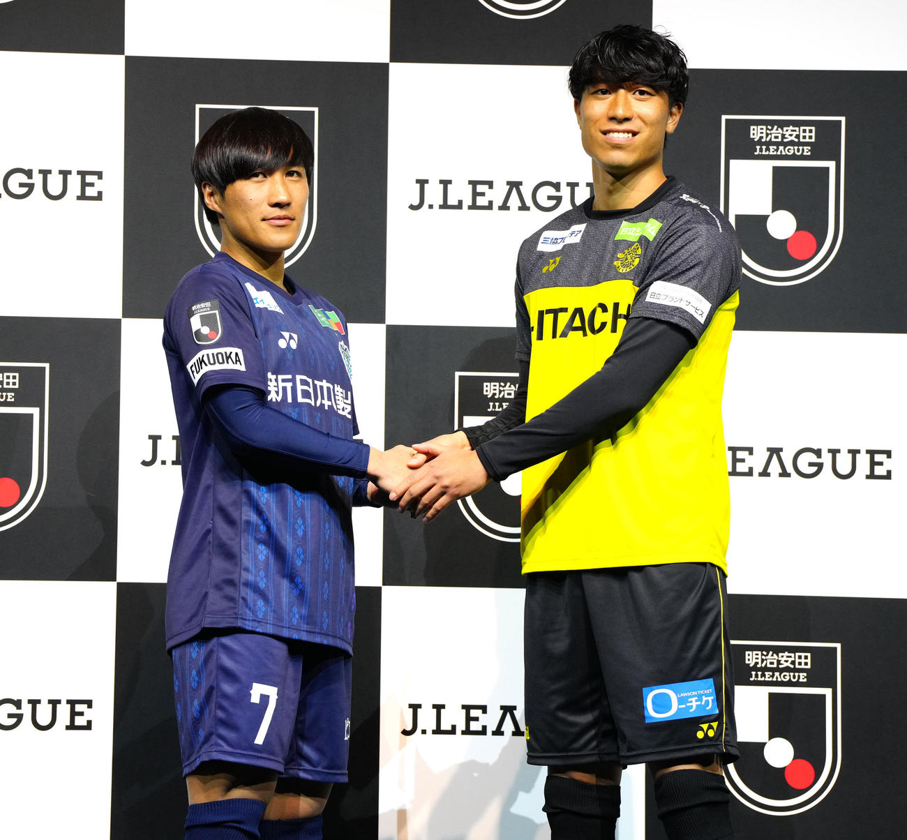 2025Jリーグ開幕イベントで握手を交わす福岡金森（左）と柏古賀（撮影・江口和貴）