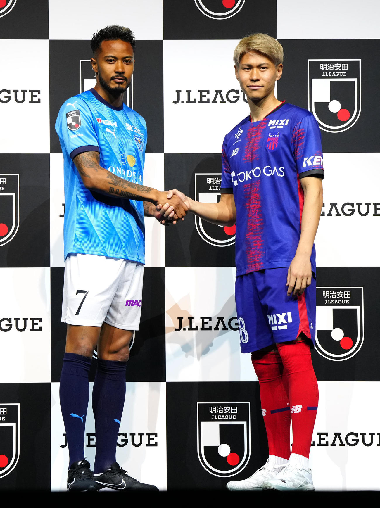 2025Jリーグ開幕イベントで握手を交わす横浜FC鈴木（左）と東京橋本（撮影・江口和貴）