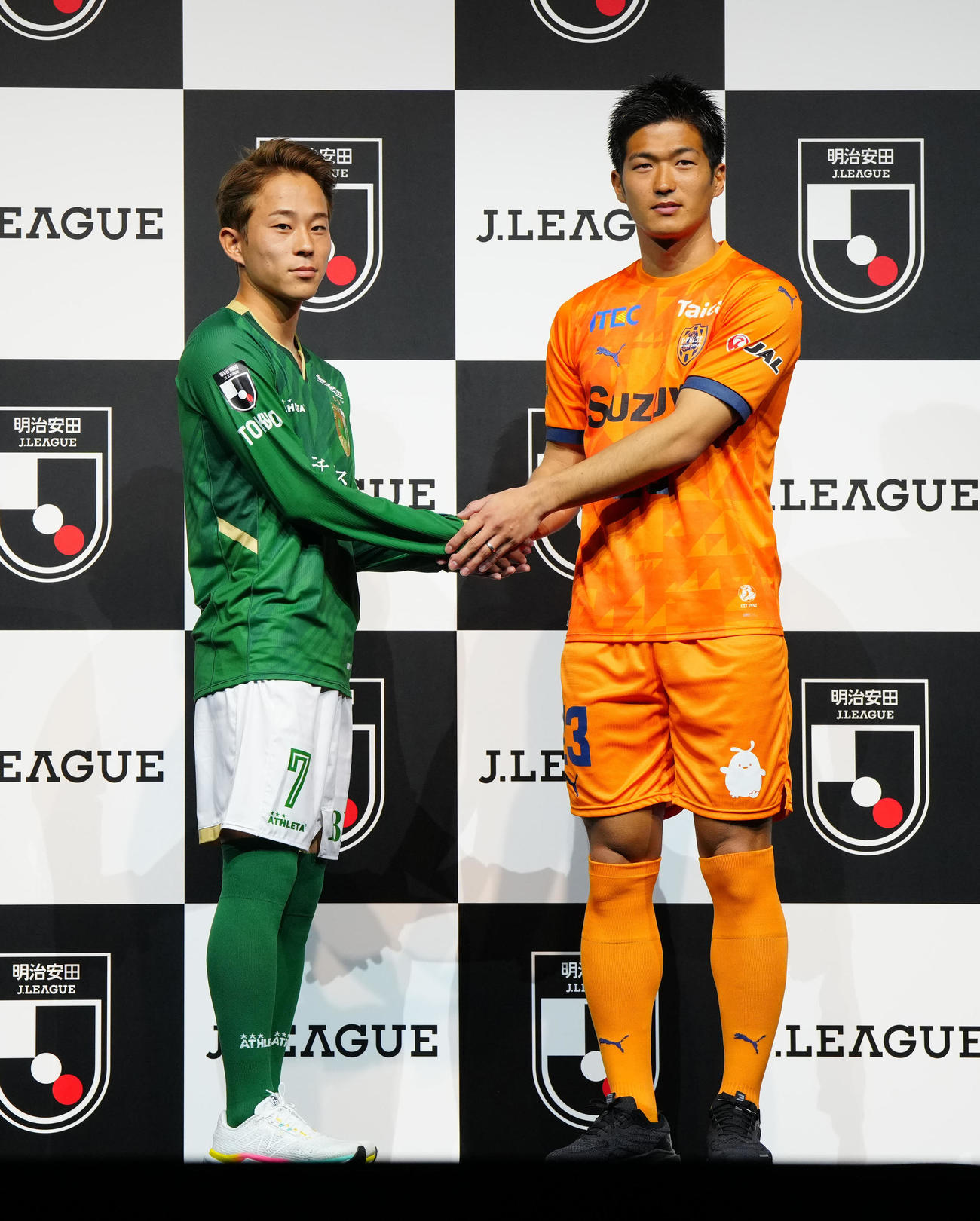 2025Jリーグ開幕イベントで握手を交わす東京V森田（左）と清水北川（撮影・江口和貴）