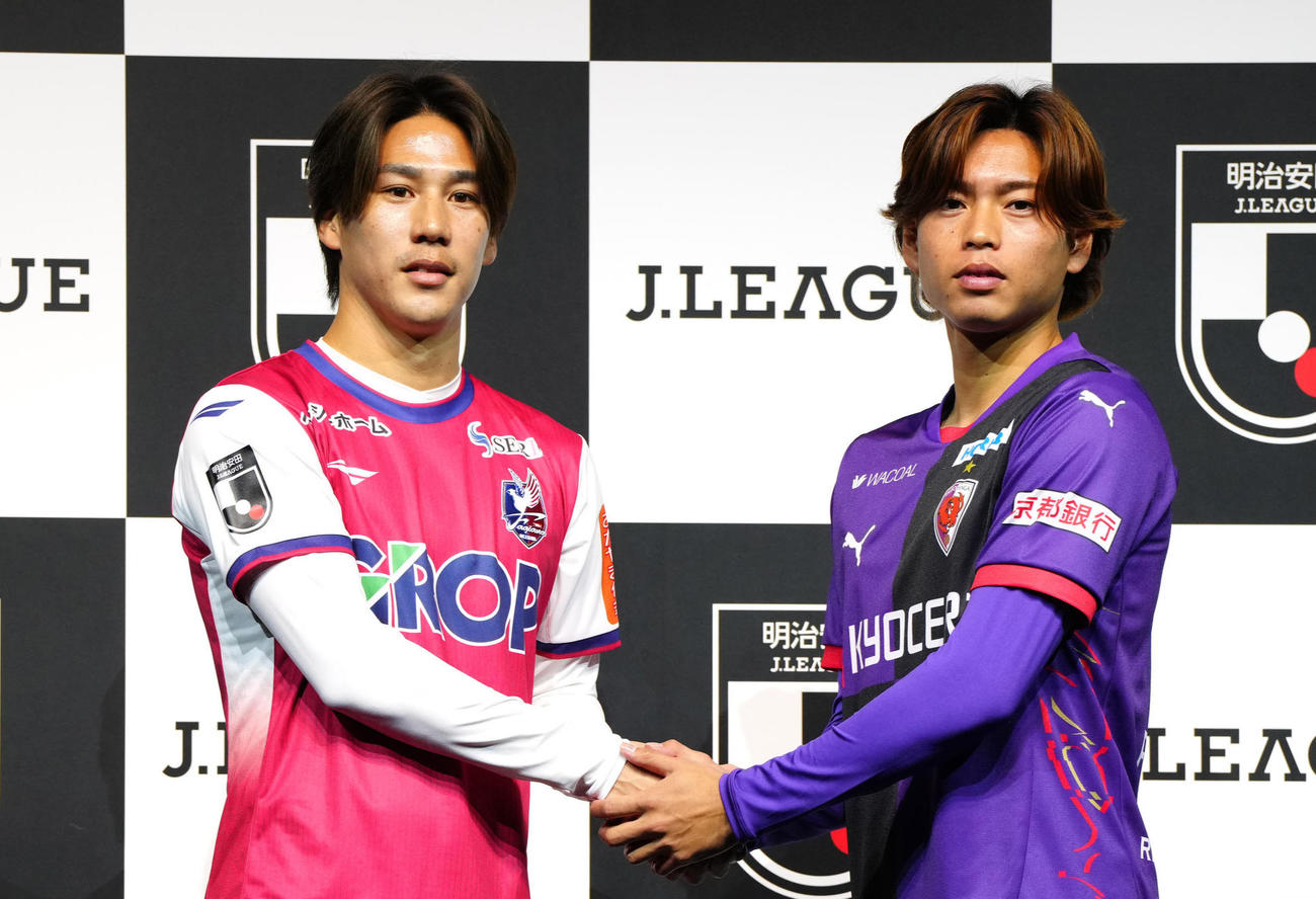 2025Jリーグ開幕イベントで握手を交わす岡山江坂（左）と京都福田（撮影・江口和貴）