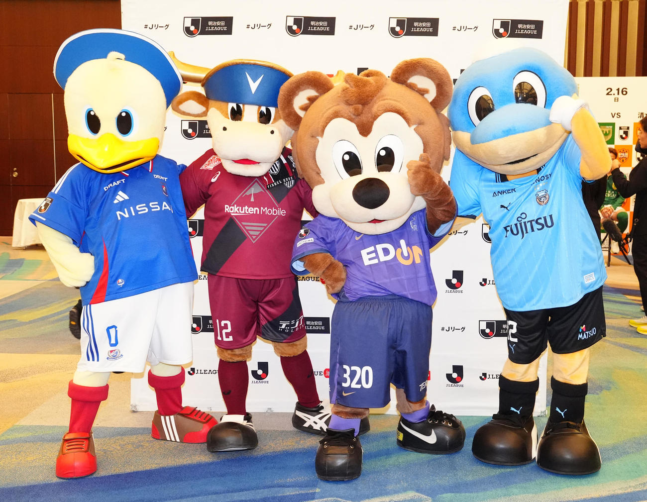 2025Jリーグ開幕イベント後、写真に納まるマスコットたち。左から横浜のマリノス君、神戸のモーヴィ、広島のサンチェ、川崎Fのふろん太（撮影・江口和貴）