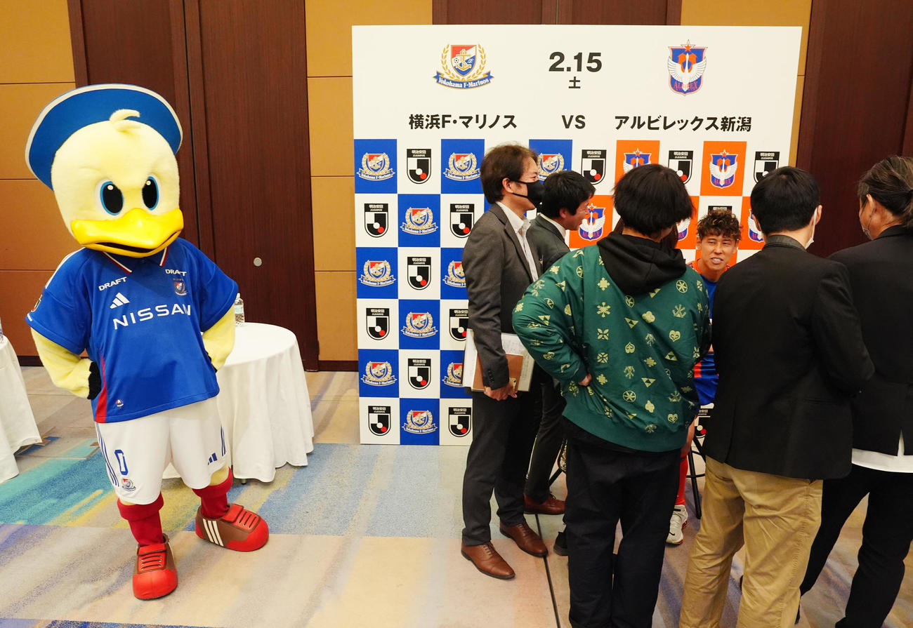 2025Jリーグ開幕イベント後、記者に囲まれる新潟谷口（右）。左は横浜のマリノス君（撮影・江口和貴）