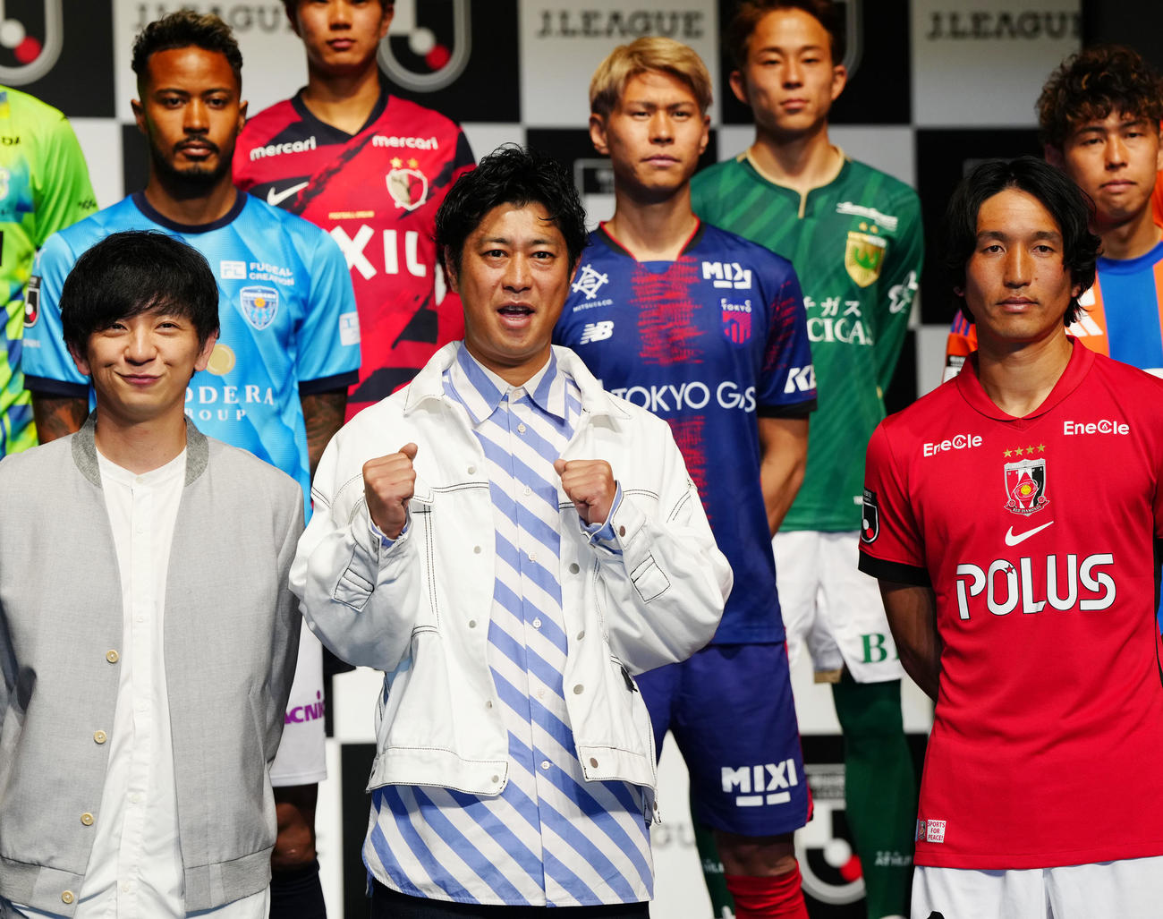 2025Jリーグ開幕イベントで選手たちと写真に納まるパンサーの尾形貴弘（手前中央）（撮影・江口和貴）