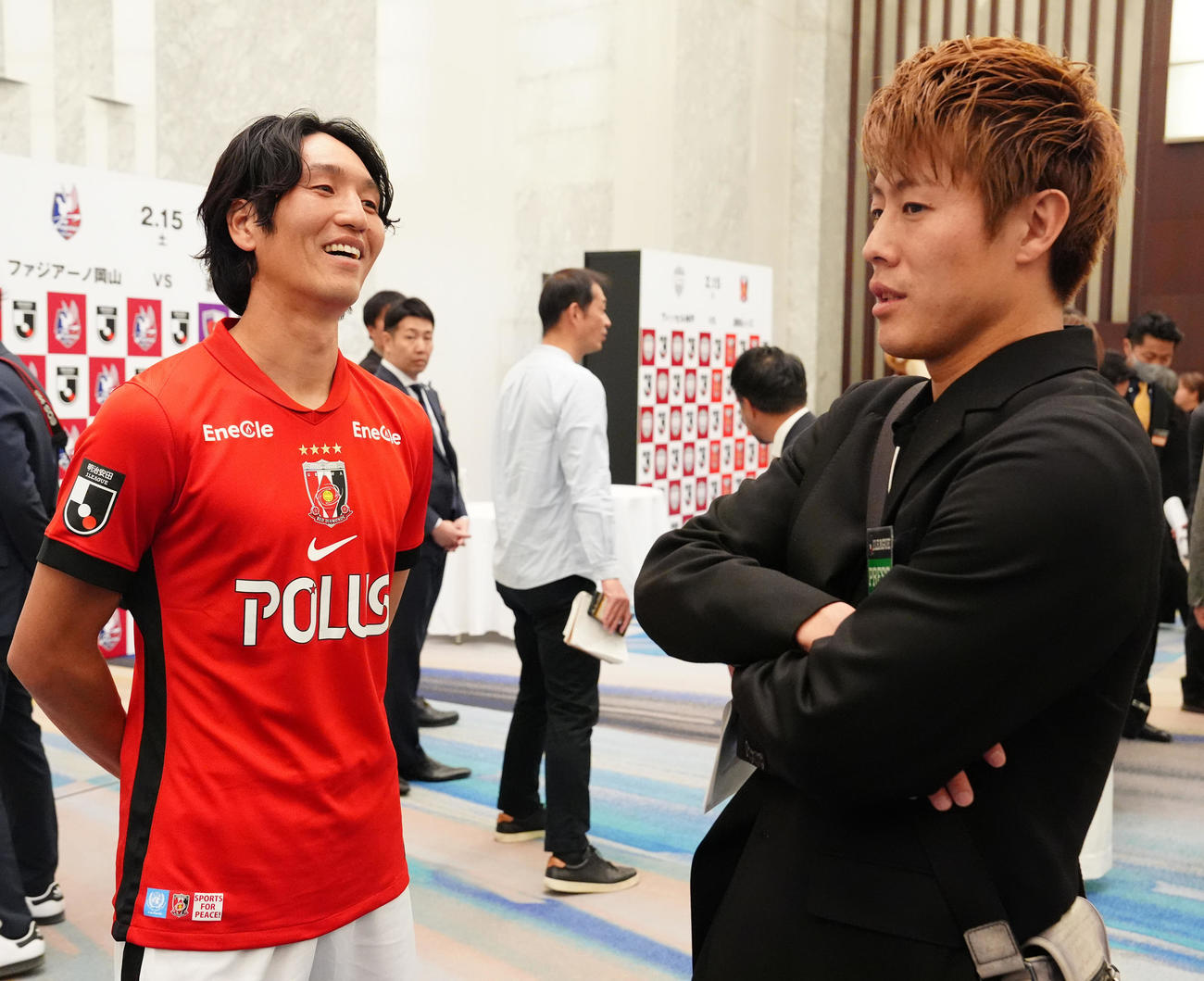 2025Jリーグ開幕イベント後、柿谷氏（右）と言葉を交わす浦和原口（撮影・江口和貴）
