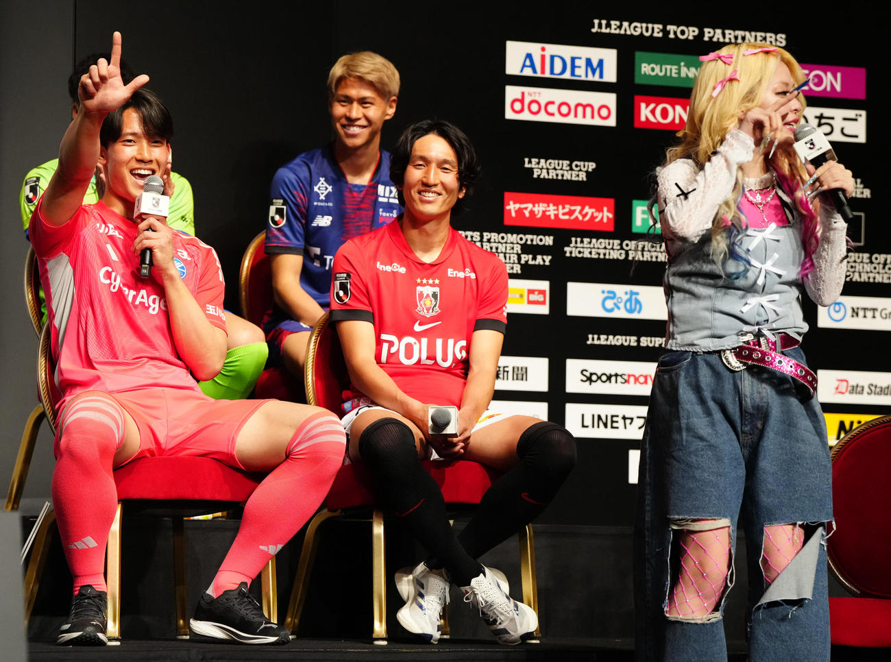 2025Jリーグ開幕イベントに臨む町田GK谷（左）。右はエルフの荒川（撮影・江口和貴）