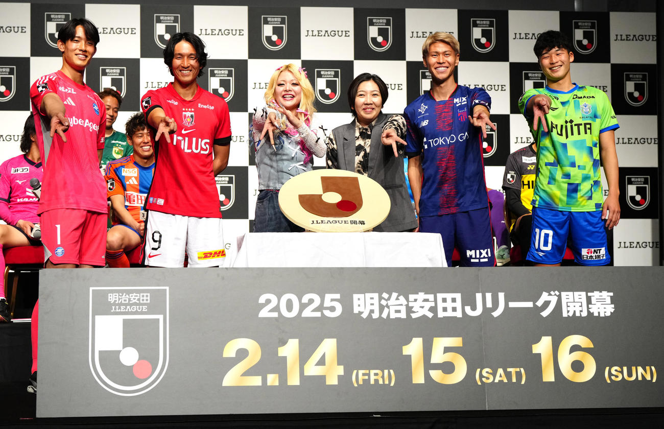 2025Jリーグ開幕イベントでエルフの荒川（中央左）、はる（同右）と写真に納まる選手たち。左から町田GK谷、浦和原口、2人おいて東京橋本、湘南鈴木（撮影・江口和貴）