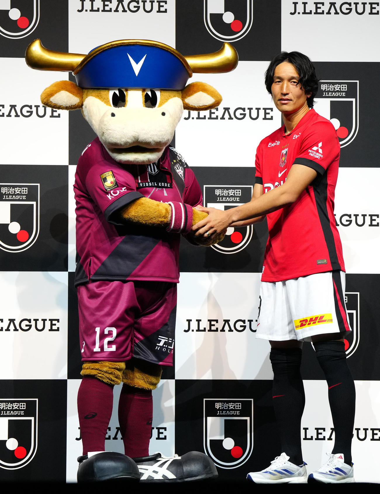 2025Jリーグ開幕イベントで握手を交わす神戸モーヴィ（左）と浦和原口（撮影・江口和貴）