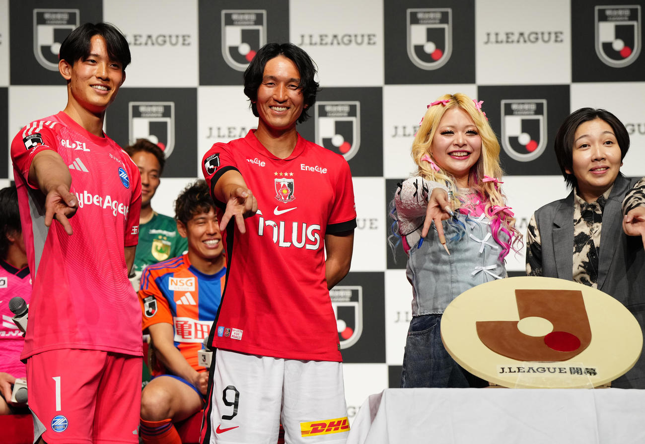 2025Jリーグ開幕イベントで写真に納まる、左から町田GK谷、浦和原口、エルフの荒川、はる（撮影・江口和貴）