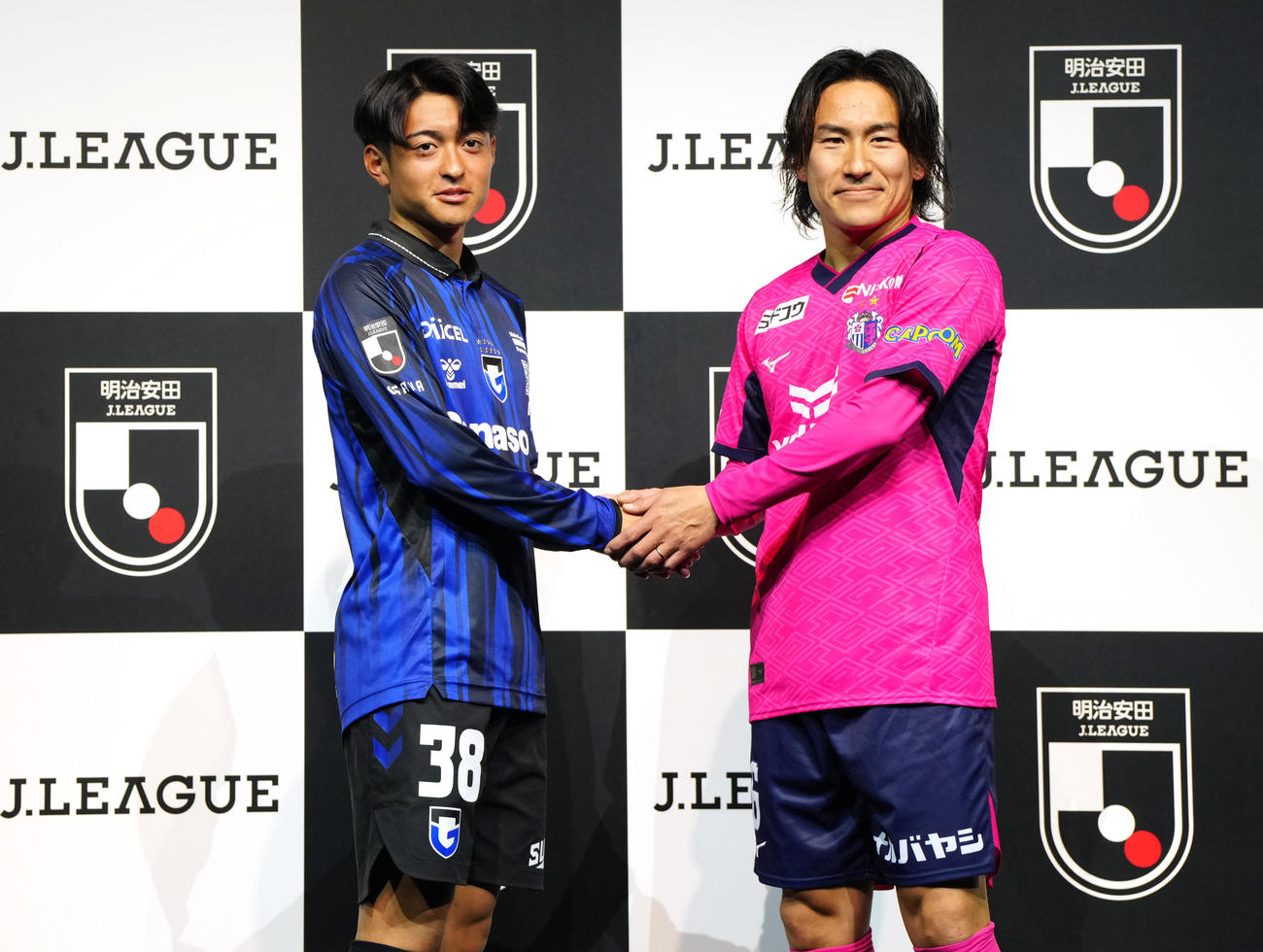 2025Jリーグ開幕イベントで握手を交わすG大阪名和田（左）とC大阪登里（撮影・江口和貴）