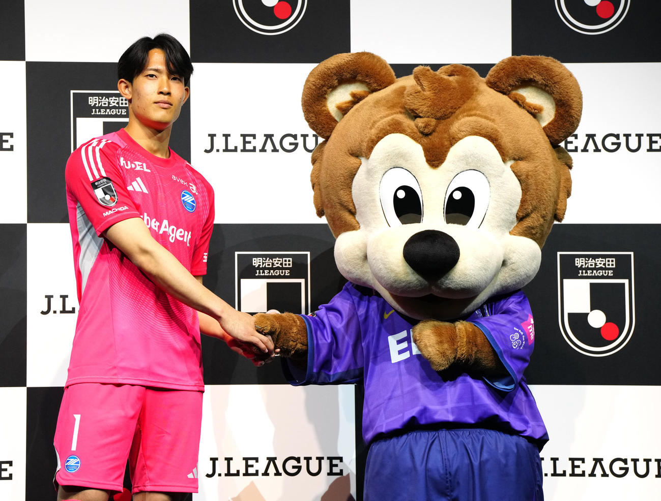 2025Jリーグ開幕イベントで握手を交わす町田GK谷（左）と広島サンチェ（撮影・江口和貴）