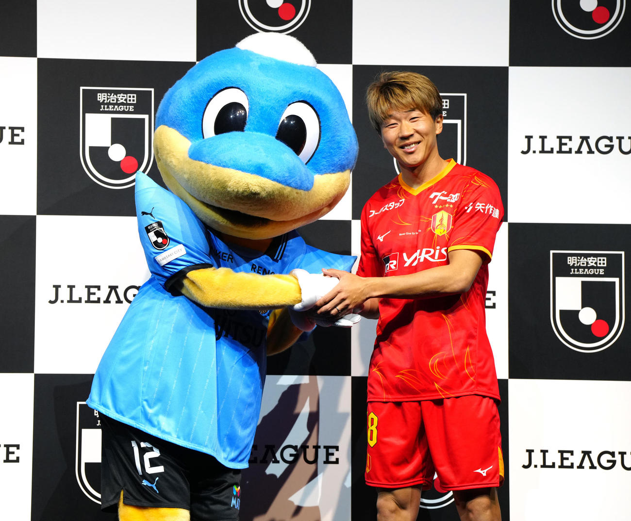 2025Jリーグ開幕イベントで握手を交わす川崎Fふろん太（左）と名古屋永井（撮影・江口和貴）