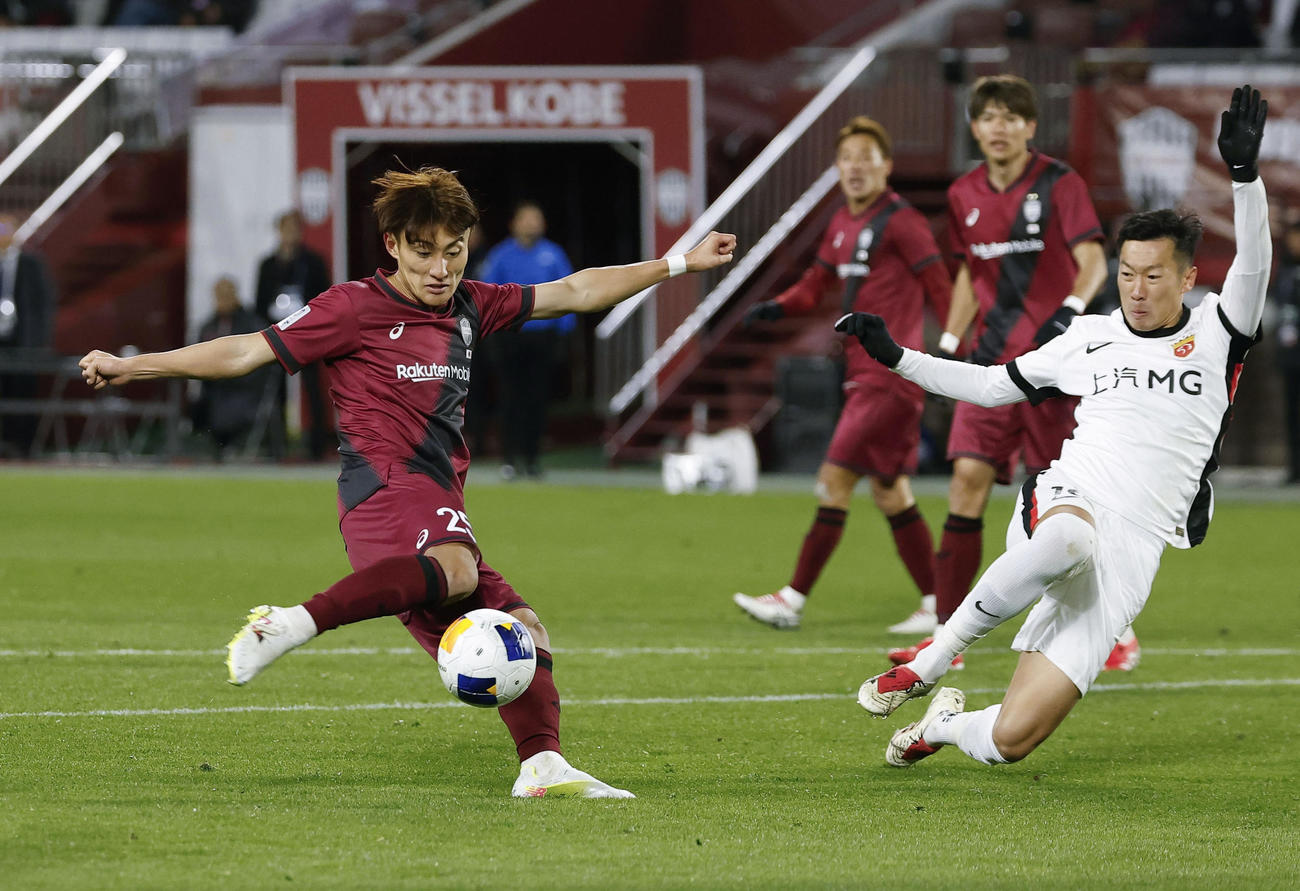 神戸―上海海港　後半、チーム2点目のゴールを決める神戸・鍬先（左）＝ノエスタ（共同）