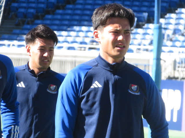 翌日のACLE上海申花戦に向け、横浜FW宮市亮は引き締まった表情でトレーニングに励む