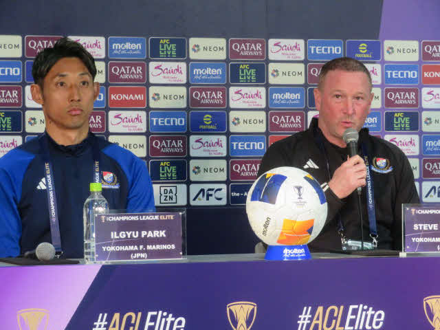 横浜ホーランド新監督（右）とGK朴一圭は、翌日のACLEの上海申花戦に向けた会見に出席
