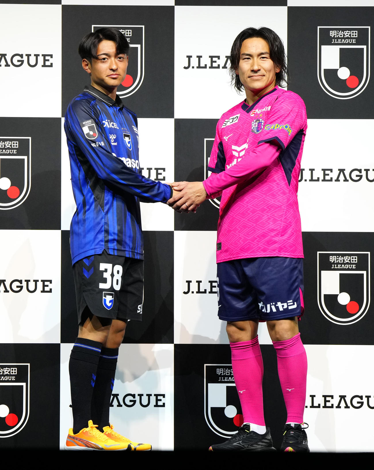 2025Jリーグ開幕イベントで握手を交わすG大阪名和田（左）とC大阪登里（撮影・江口和貴）