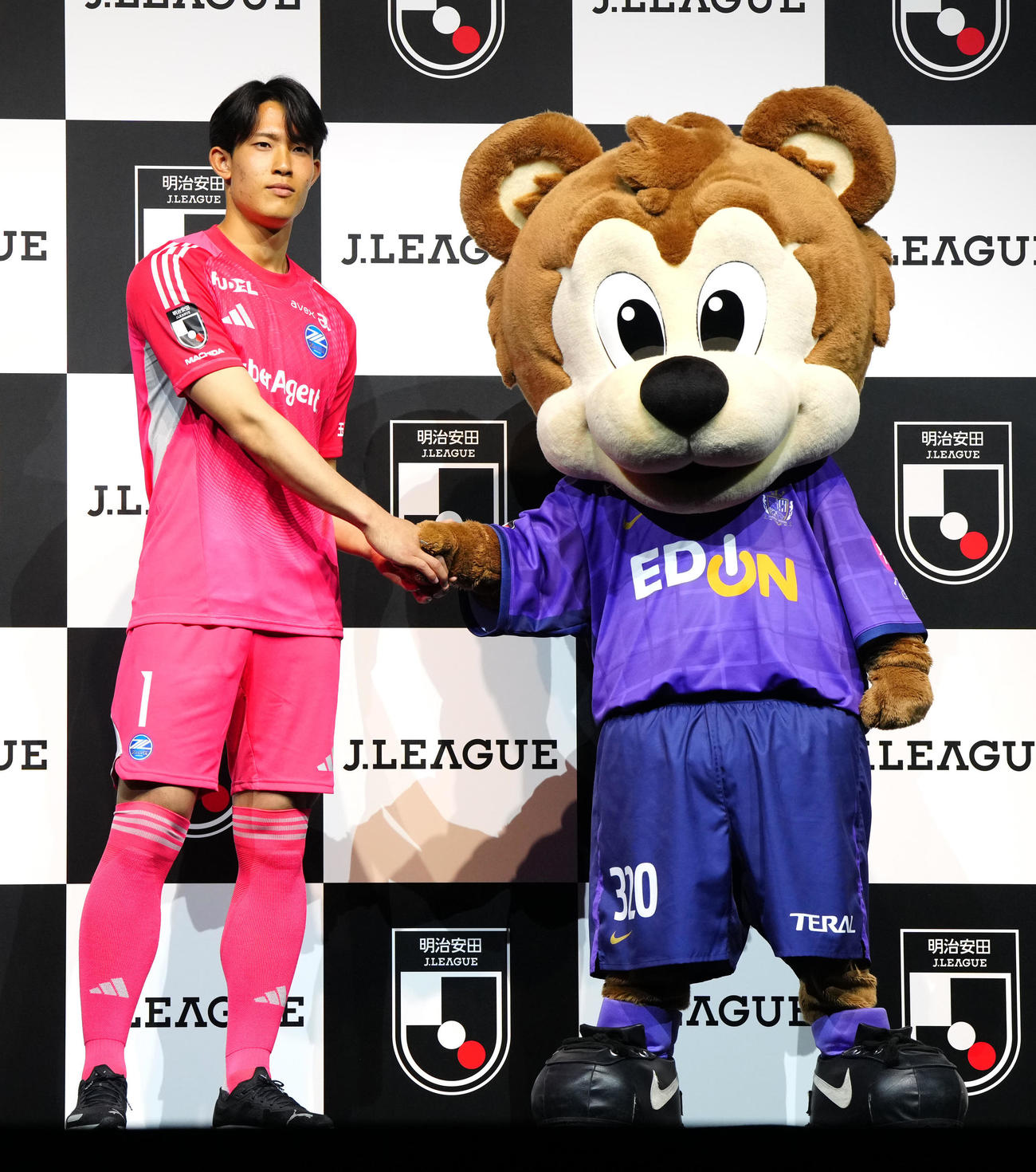 2025Jリーグ開幕イベントで握手を交わす町田GK谷（左）と広島サンチェ（撮影・江口和貴）