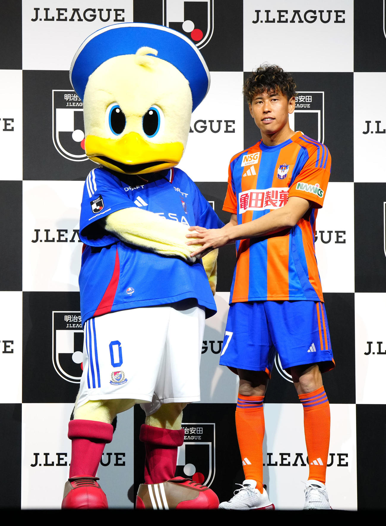 2025Jリーグ開幕イベントで握手を交わす横浜マリノス君（左）と新潟谷口（撮影・江口和貴）