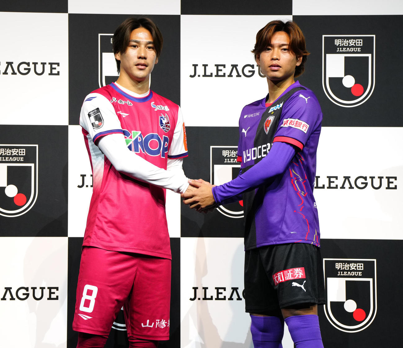 2025Jリーグ開幕イベントで握手を交わす岡山江坂（左）と京都福田（撮影・江口和貴）
