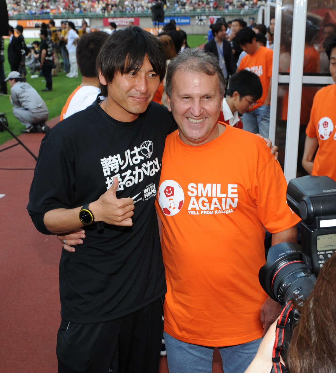中田浩二氏（左）とジーコ氏（2011年6月4日撮影）