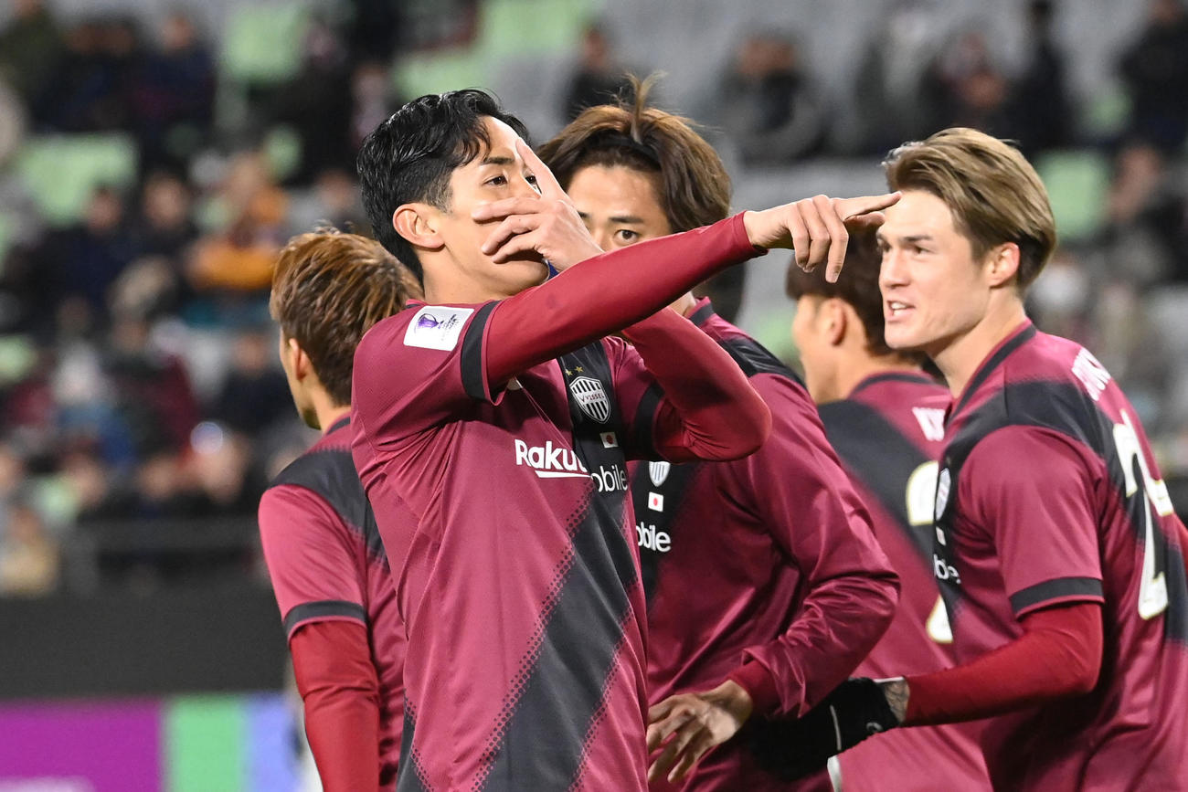 神戸対上海海港　前半、神戸武藤は、先制点を決めファンにポーズを決め喜ぶ（撮影・滝沢美穂子）
