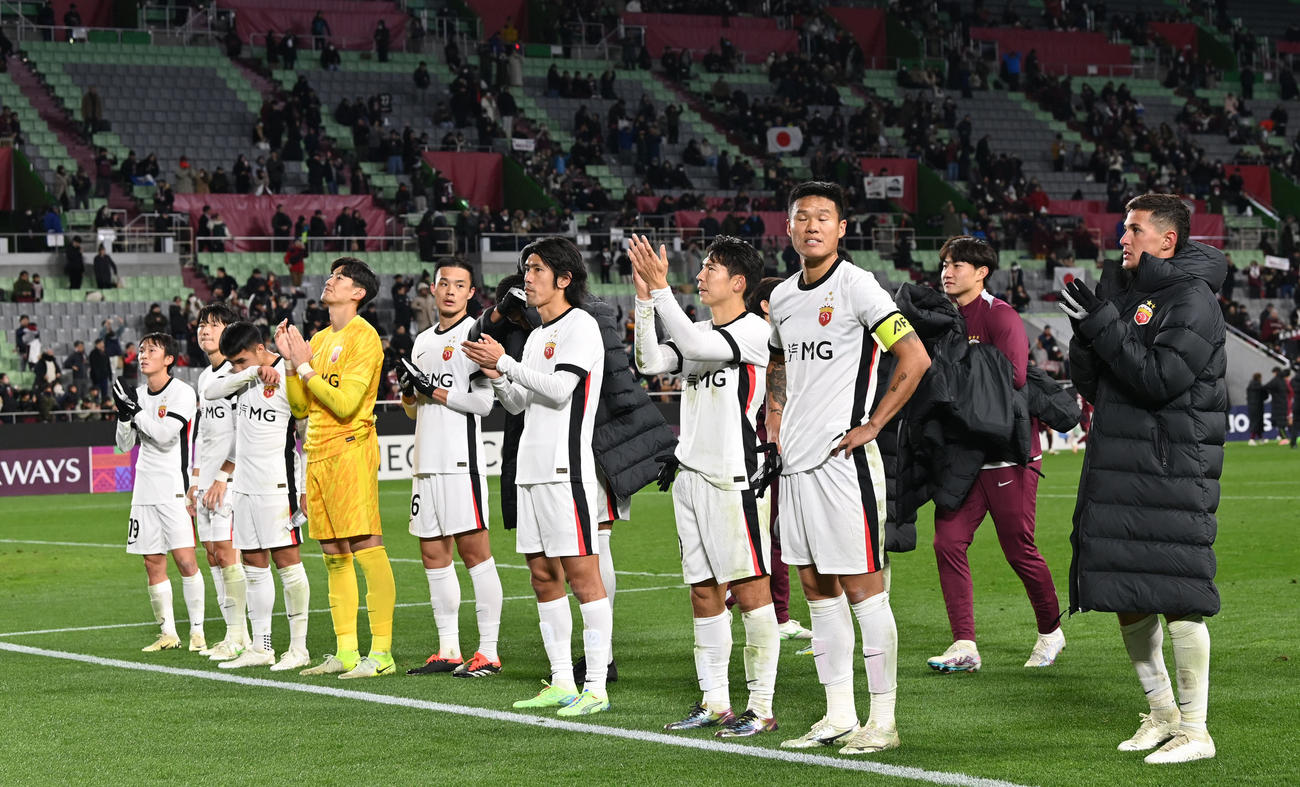 神戸対上海海港　試合後、ファンにあいさつをする上海海港の選手たち（撮影・滝沢美穂子）