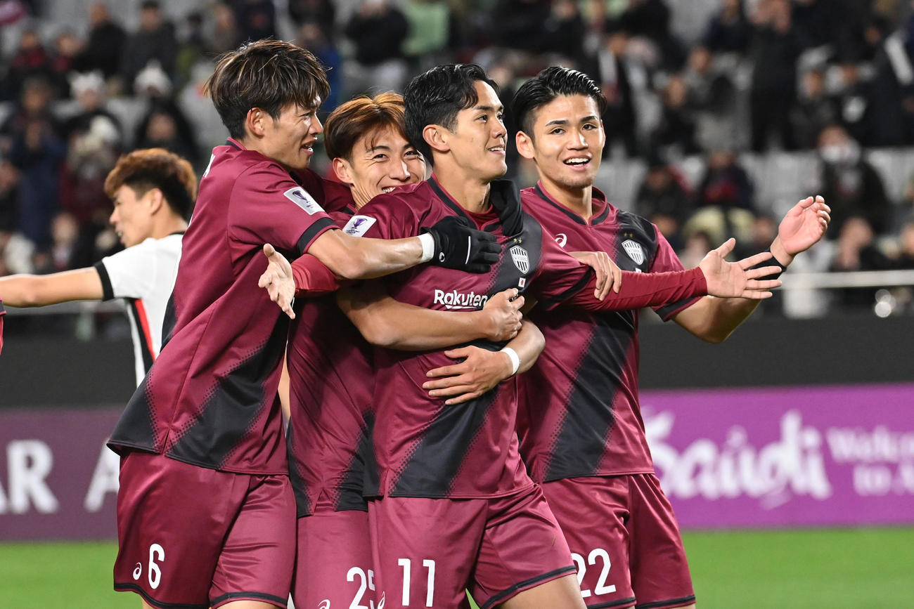 神戸対上海海港　前半、神戸武藤（右から2人目）は、先制点を決め仲間と喜ぶ（撮影・滝沢美穂子）