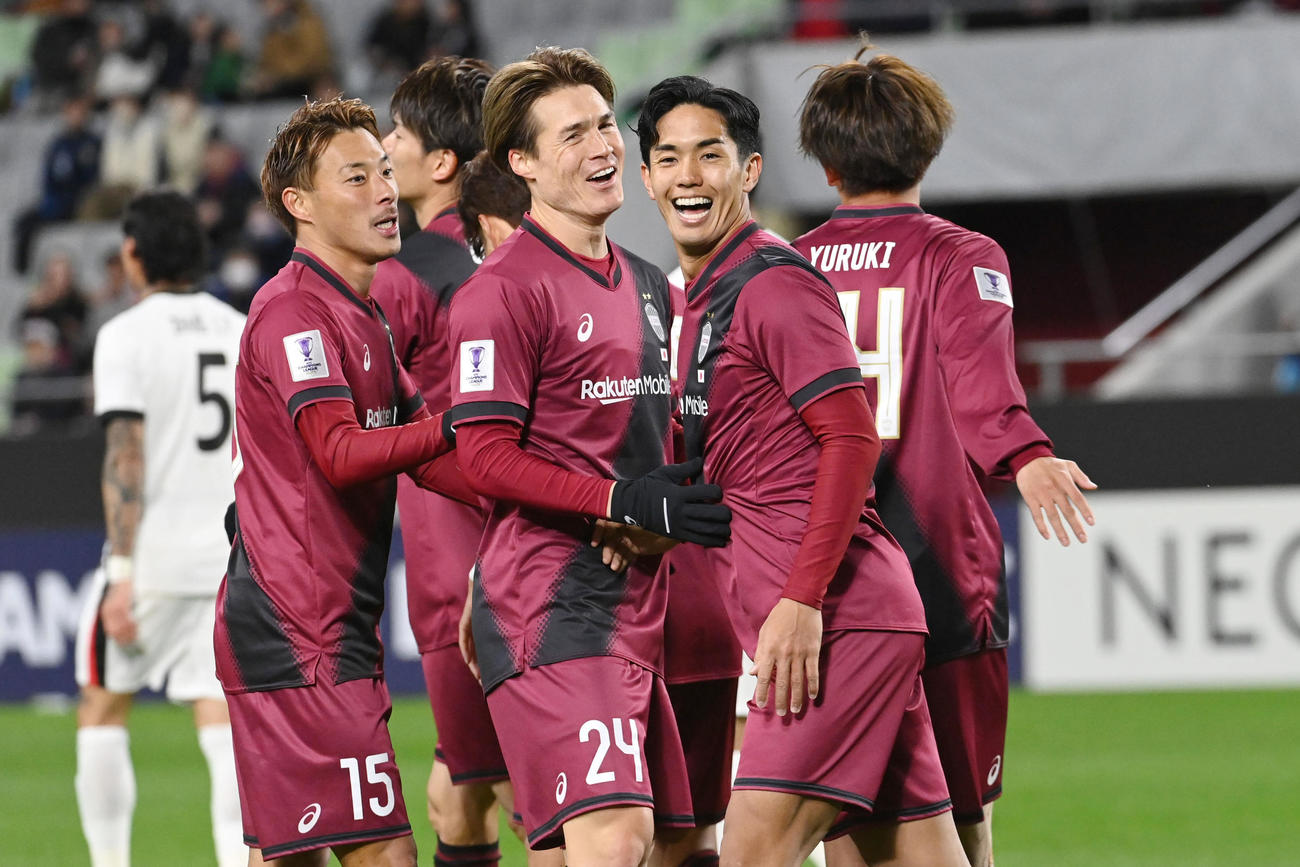 神戸対上海海港　前半、神戸武藤（右から2人目）は、先制点を決め仲間と喜ぶ（撮影・滝沢美穂子）