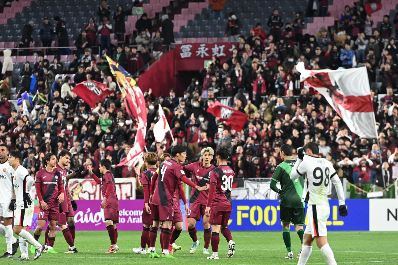 神戸対上海海港　試合後、健闘を称え合う神戸の選手たち（撮影・滝沢美穂子）