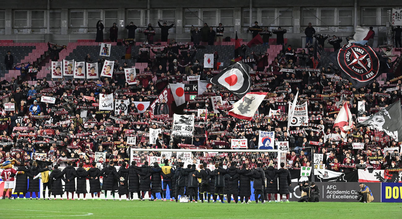 神戸対上海海港　勝った神戸はファンと「神戸賛歌」を歌う（撮影・滝沢美穂子）