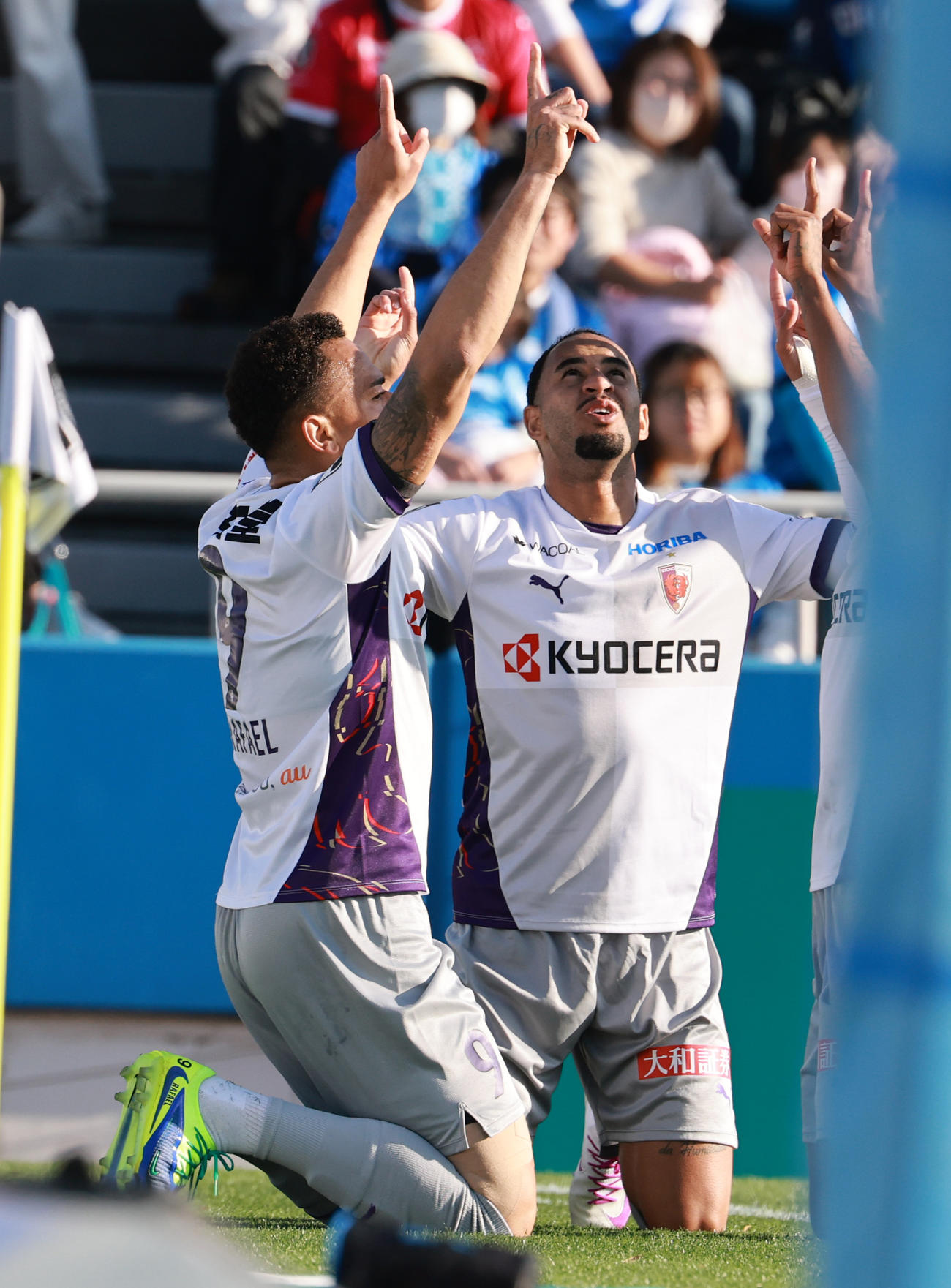 横浜FC対京都　前半、先制ゴールを決め喜ぶ京都Rエリアス（左）（撮影・野上伸悟）
