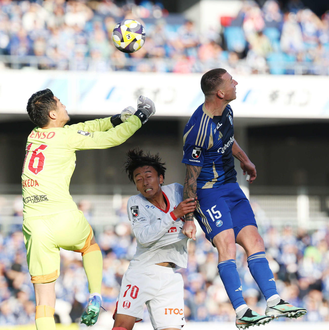 町田対名古屋　前半、ヘディングで先制ゴールを決める町田デューク（右）（撮影・宮地輝）