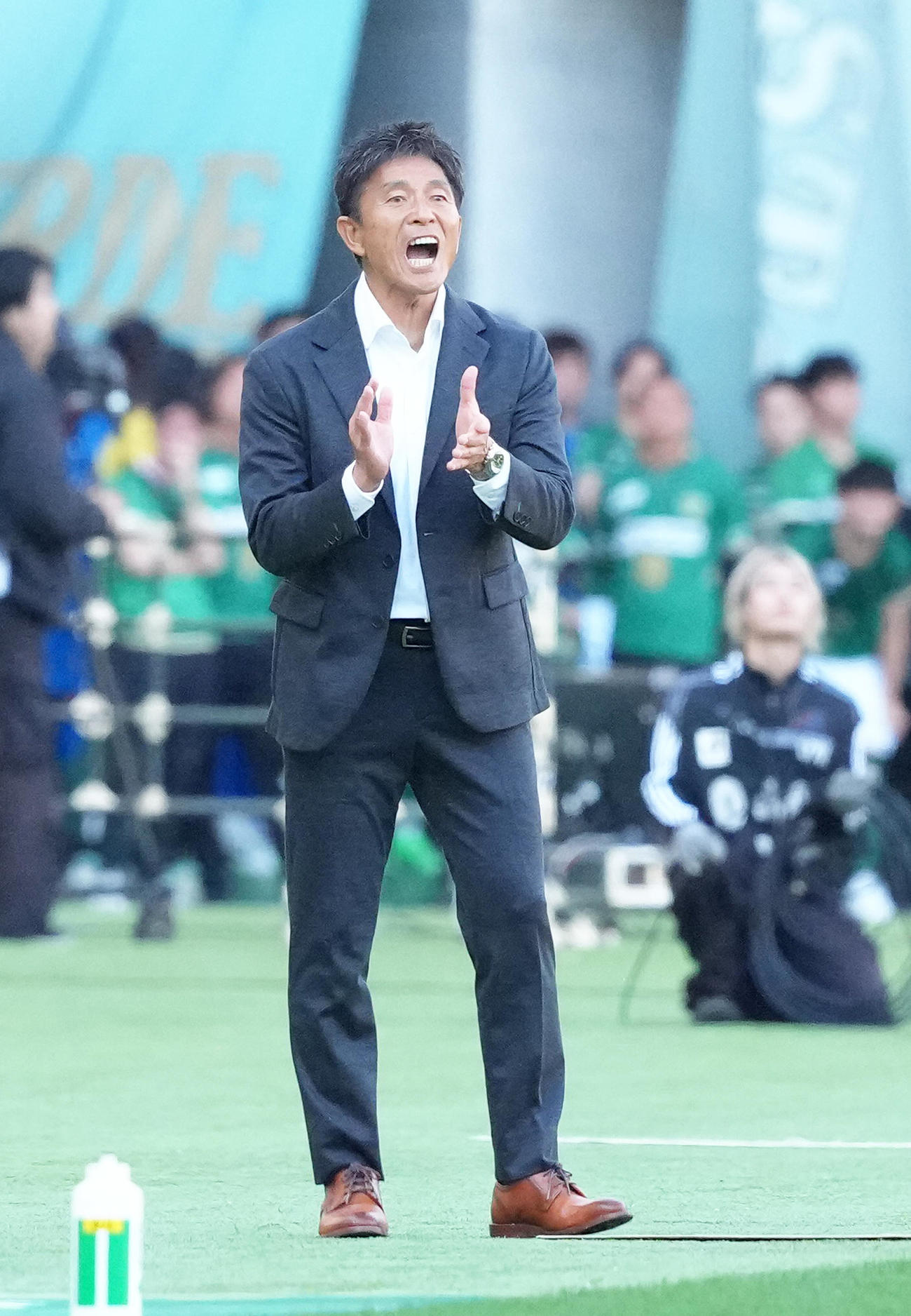 東京V対鹿島　前半、指示を出す東京V城福監督（撮影・足立雅史）