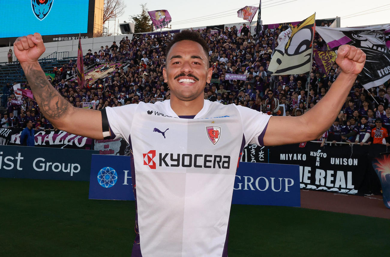 横浜FC対京都　勝利を喜ぶ京都Rエリアス（撮影・野上伸悟）