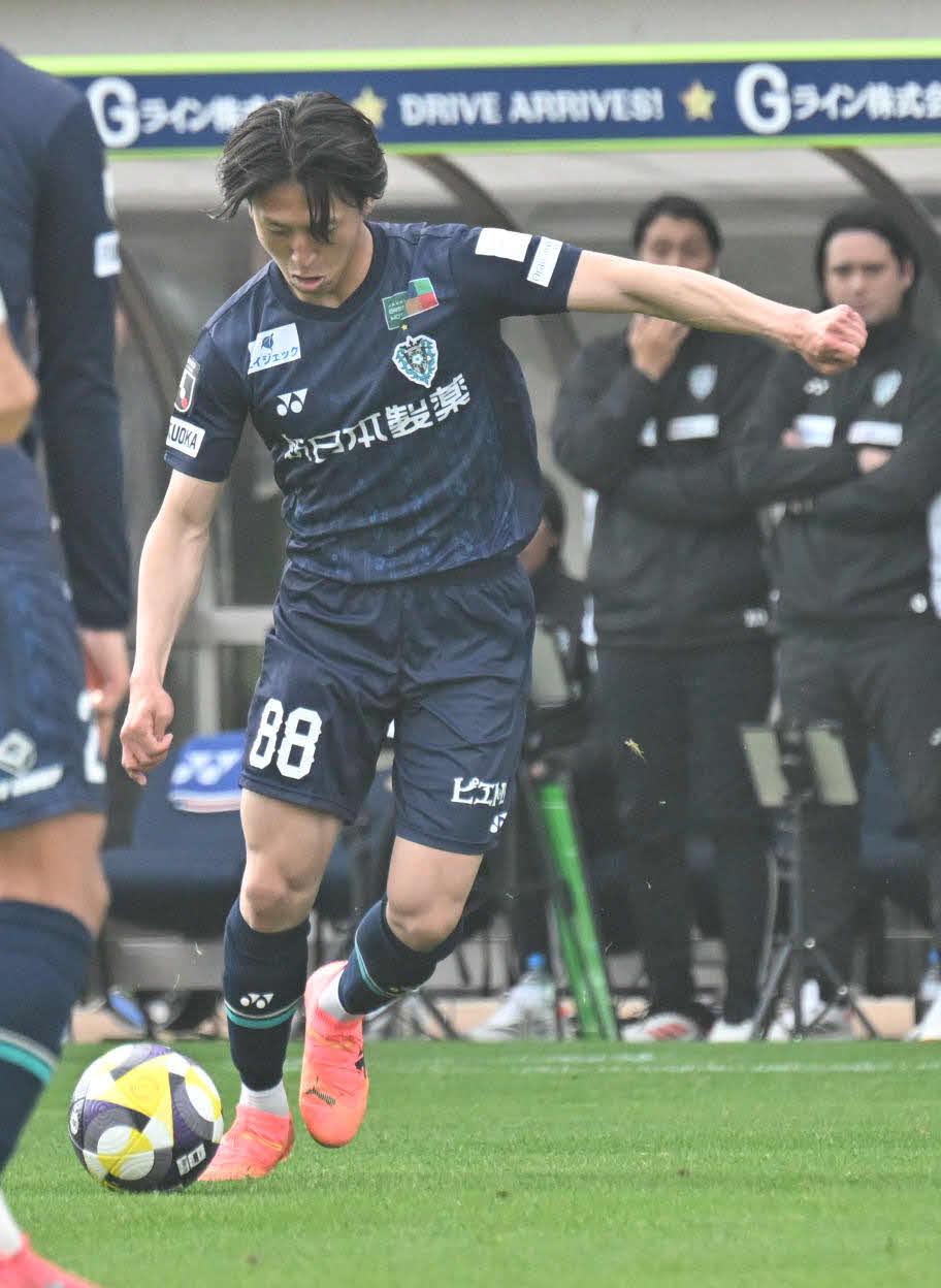 福岡対G大阪　後半10分　福岡松岡は右足で先制となるゴールを放つ（撮影・林敢治）
