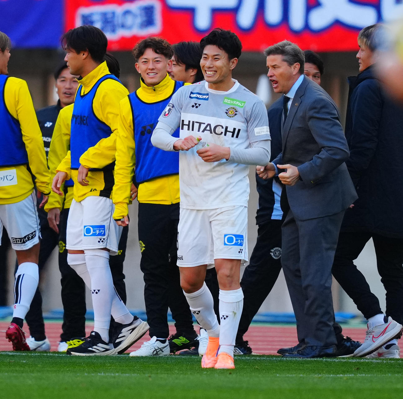 新潟対柏　前半、右足で先制ゴールを決め喜ぶ柏細谷（中央）とロドリゲス監督（右）（撮影・垰建太）