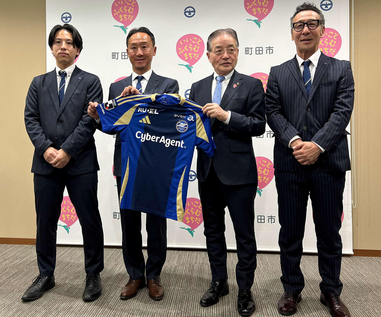 町田市役所を表敬訪問した上田武蔵代表取締役COO、黒田剛監督、石阪丈一市長を挟んで原靖フットボールダイレクター（左から順）