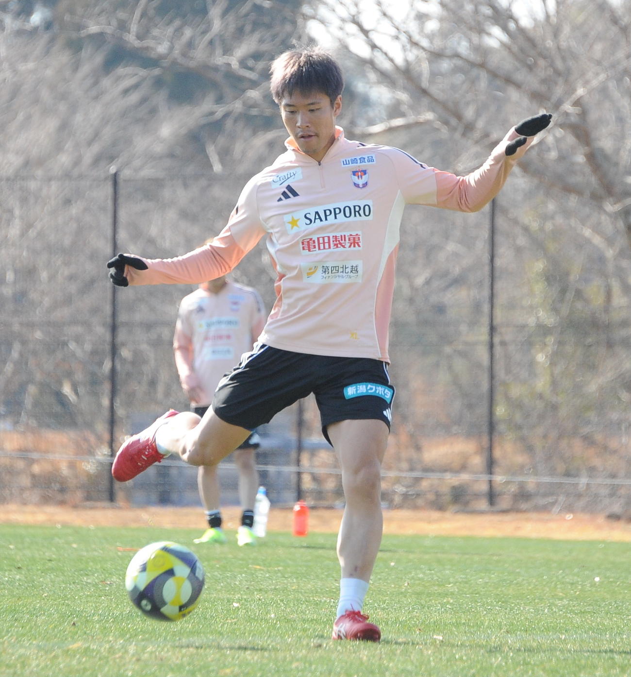 右クロスをダイレクトで合わせる新潟落合