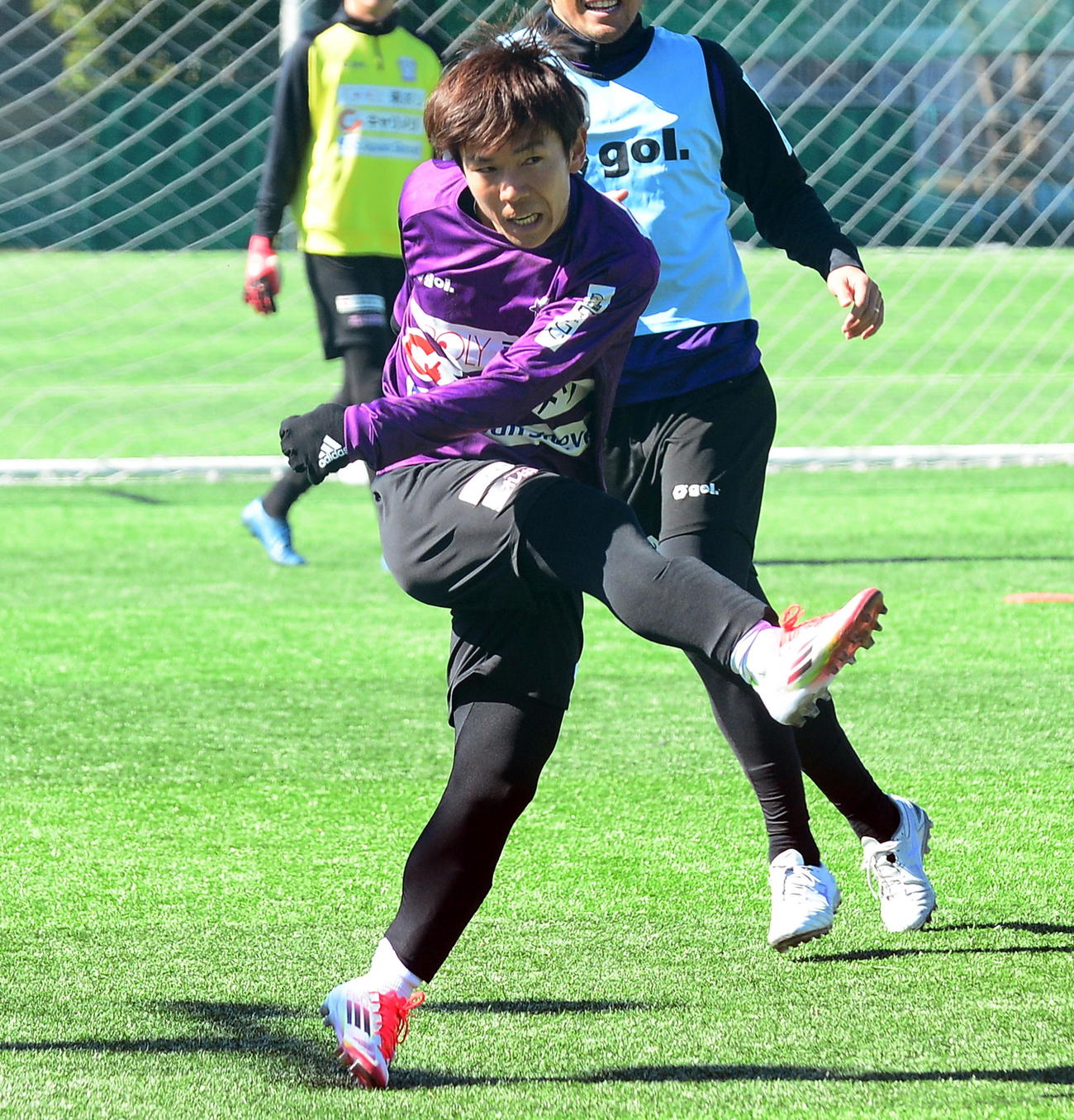 練習で強烈なシュートを放つ藤枝金子