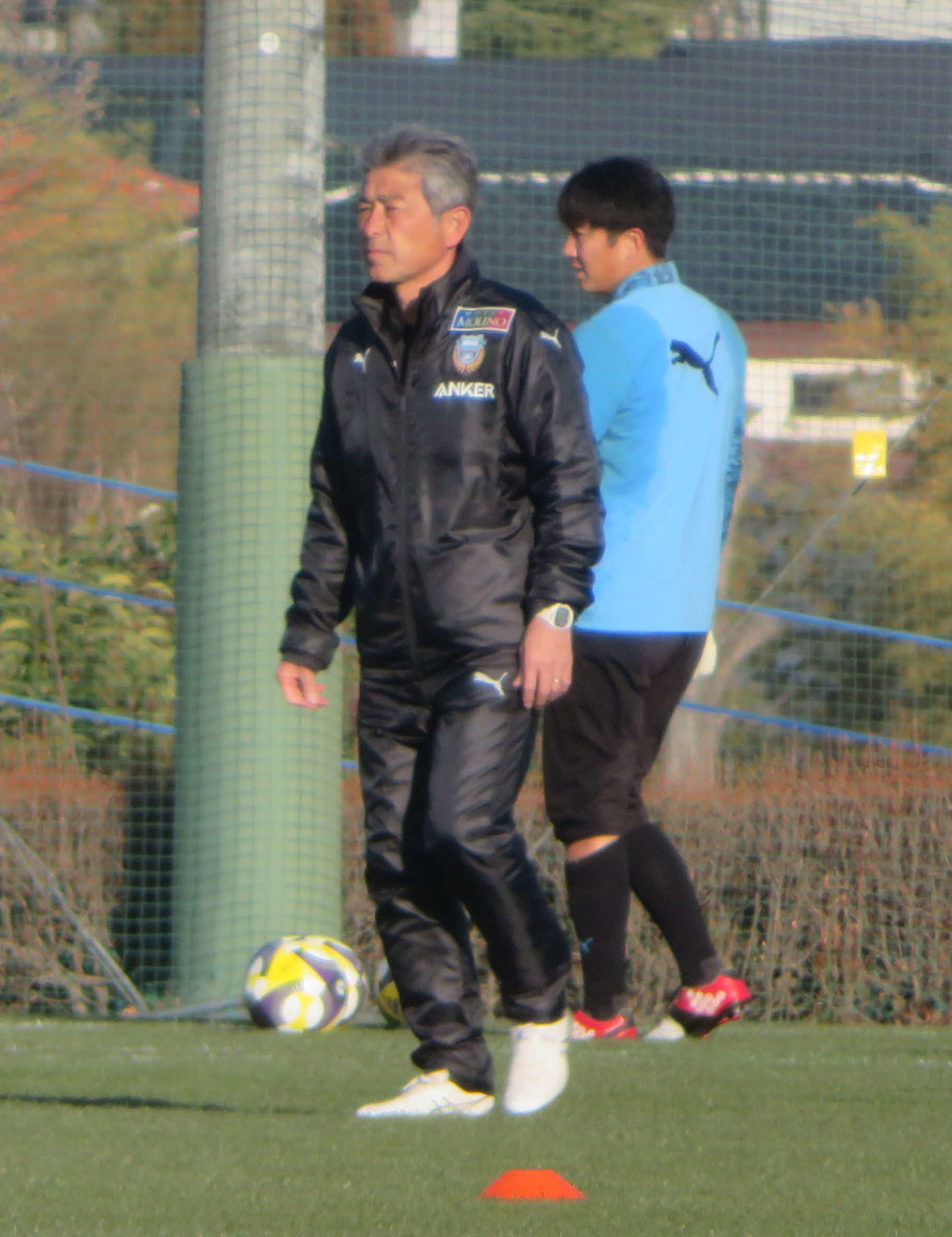 Jリーグ開幕に向けて調整した川崎フロンターレの長谷部茂利監督（撮影・佐藤成）