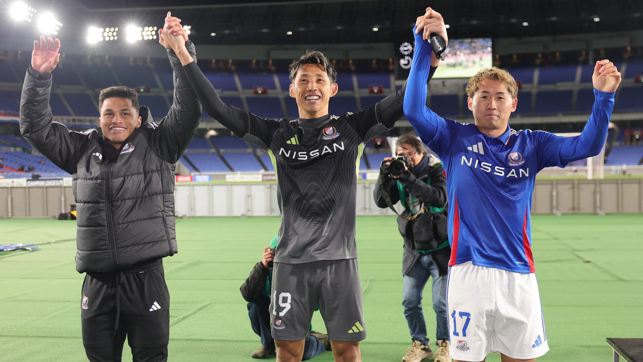 横浜対上海申花　勝利し喜びあう、左から横浜Yマテウス、GK朴、井上（撮影・野上伸悟）