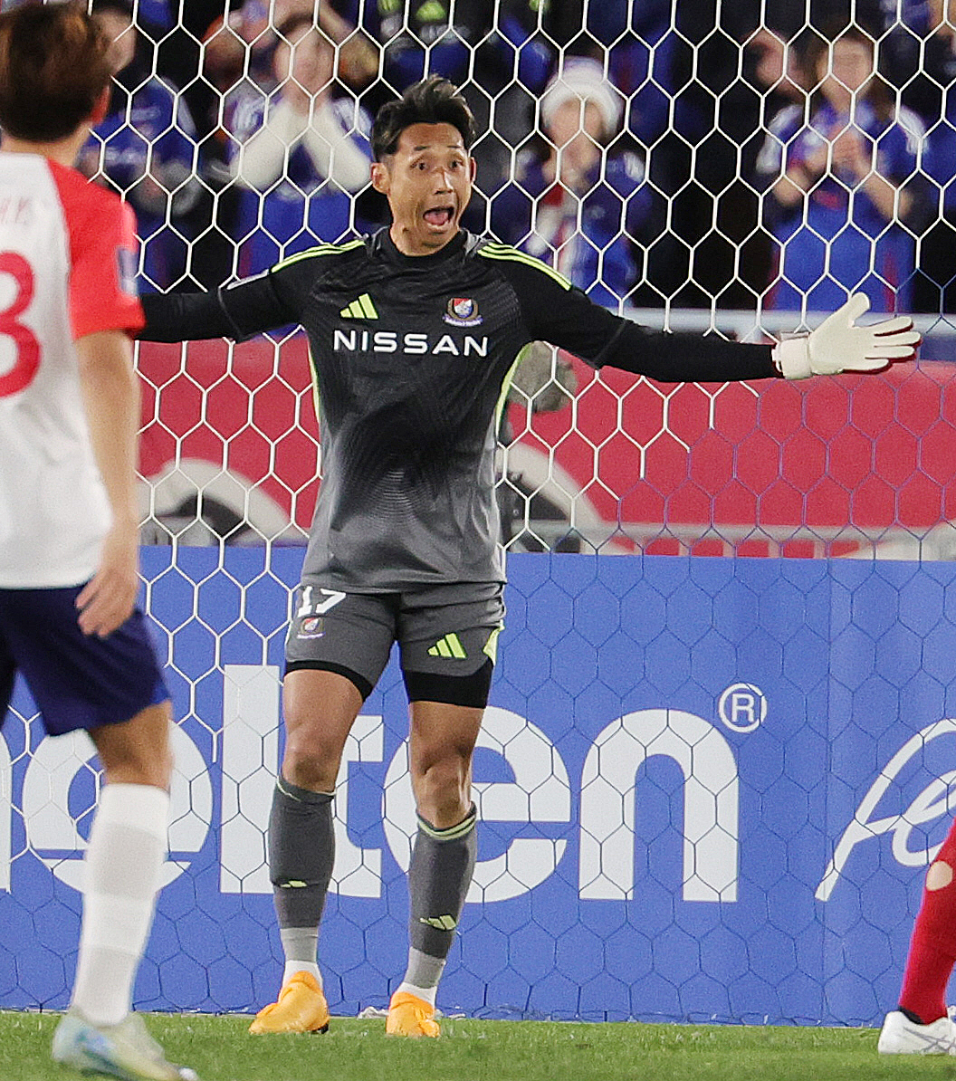 横浜対上海申花　前半、好セーブを見せ声を出す横浜GK朴（撮影・野上伸悟）