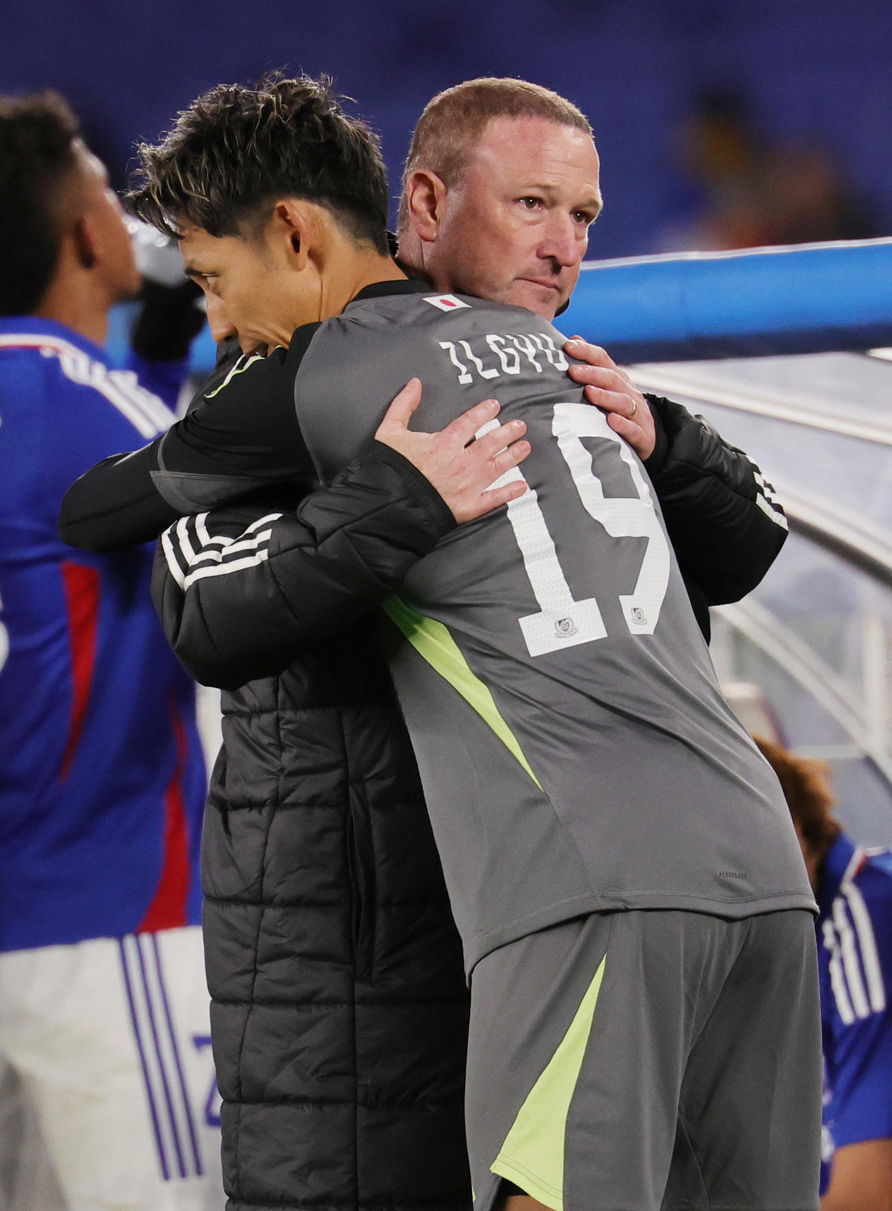 横浜対上海申花　勝利しGK朴をねぎらう横浜ホーランド監督（撮影・野上伸悟）