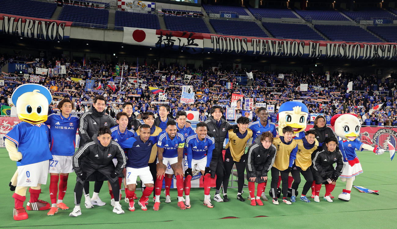 横浜対上海申花　勝利を喜ぶ横浜の選手たち（撮影・野上伸悟）