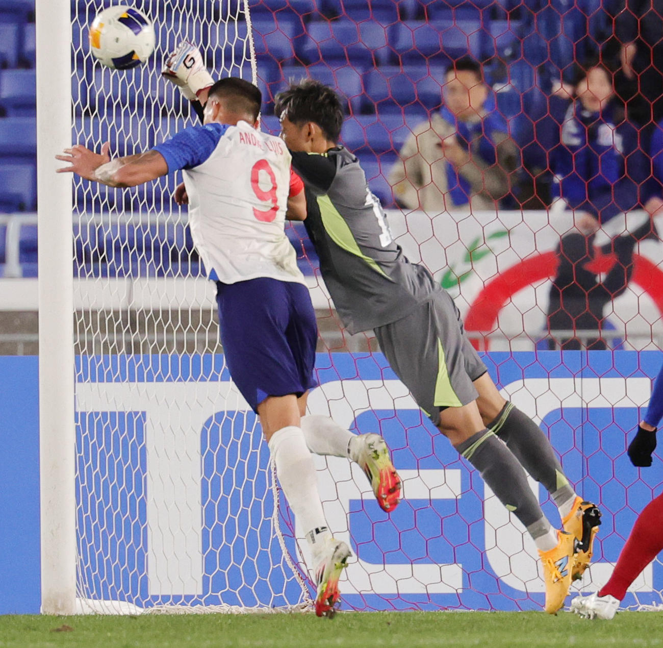 横浜対上海申花　後半、パンチングでクリアする横浜GK朴（撮影・野上伸悟）